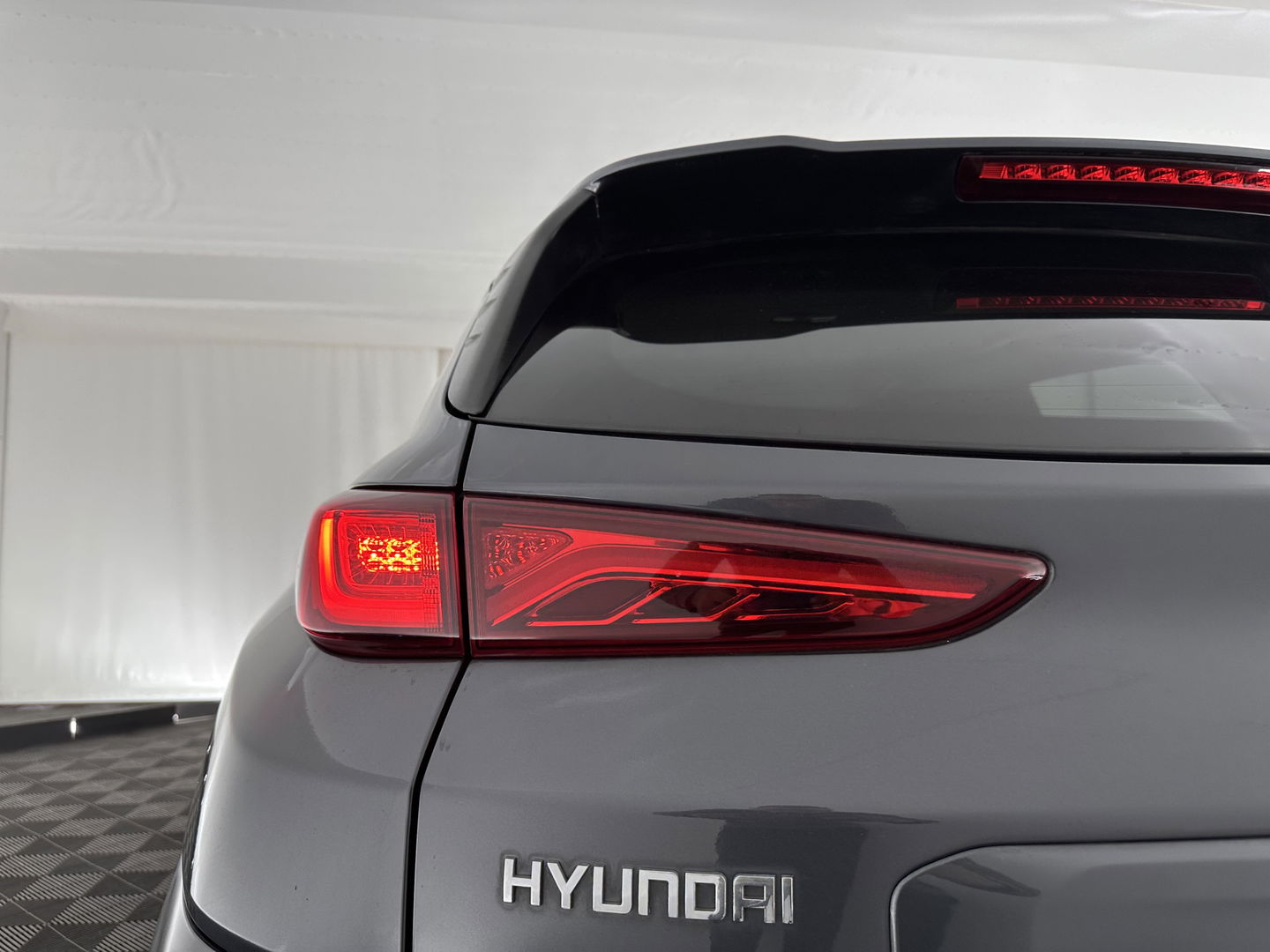 Hyundai KONA EV Premium 64 kWh [ 3-Fase ] (INCL-BTW) *FULL-LEATHER | KRELL-AUDIO | HEAD-UP | FULL-LED | NAVI-FULLMAP | DAB | ADAPT.CRUISE | KEYLESS | CAMERA | BLIND-SPOT | LANE-ASSIST | DIGI-COCKPIT | COMFORT-SEATS | 17''ALU*