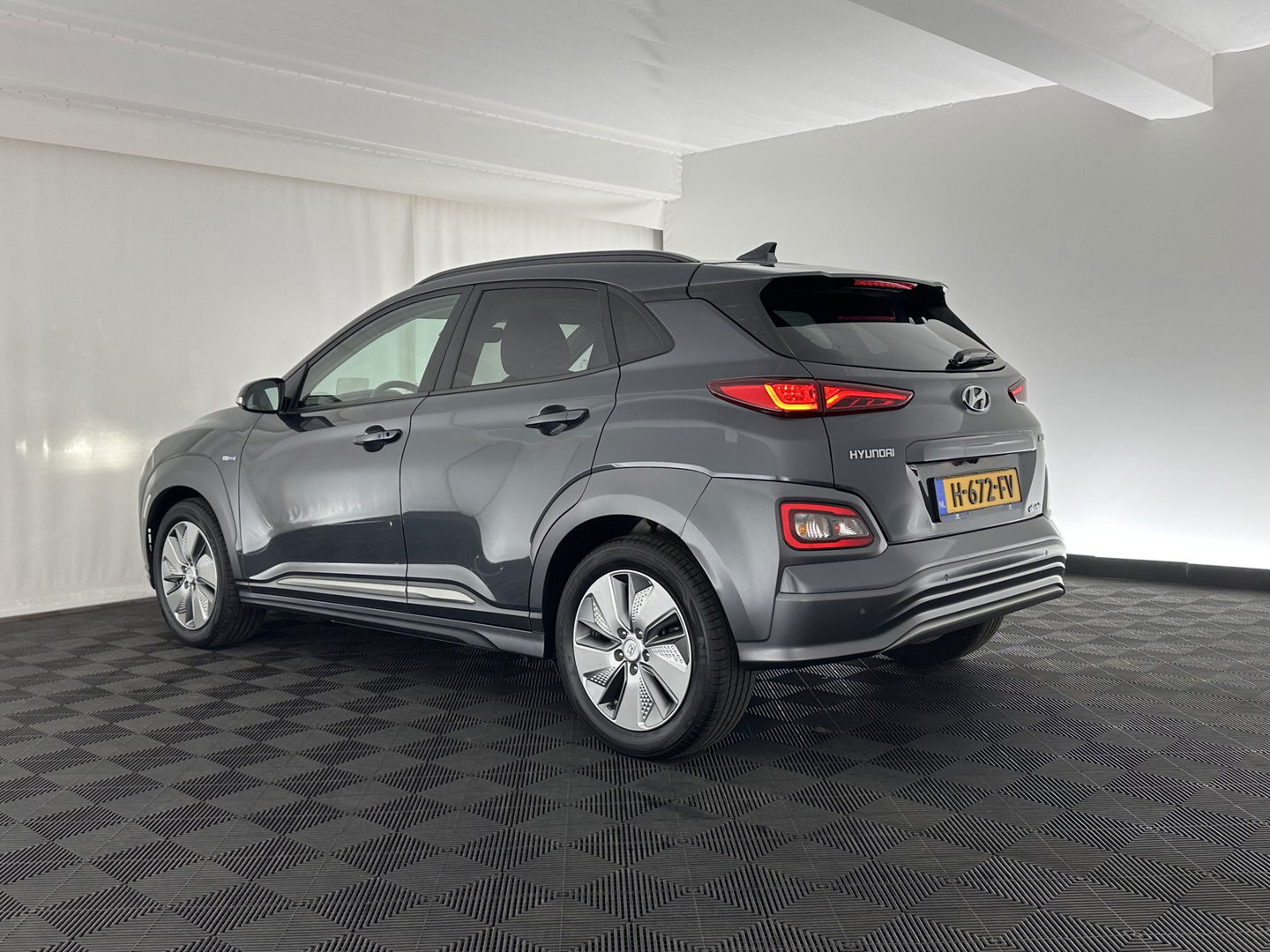 Hyundai KONA EV Premium 64 kWh [ 3-Fase ] (INCL-BTW) *FULL-LEATHER | KRELL-AUDIO | HEAD-UP | FULL-LED | NAVI-FULLMAP | DAB | ADAPT.CRUISE | KEYLESS | CAMERA | BLIND-SPOT | LANE-ASSIST | DIGI-COCKPIT | COMFORT-SEATS | 17''ALU*