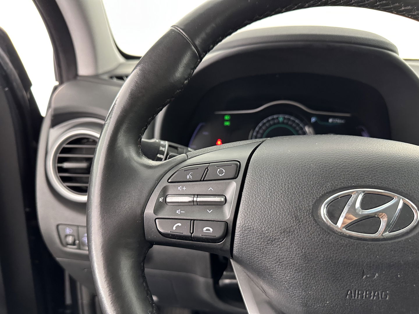 Hyundai KONA EV Premium 64 kWh [ 3-Fase ] (INCL-BTW) *FULL-LEATHER | KRELL-AUDIO | HEAD-UP | FULL-LED | NAVI-FULLMAP | DAB | ADAPT.CRUISE | KEYLESS | CAMERA | BLIND-SPOT | LANE-ASSIST | DIGI-COCKPIT | COMFORT-SEATS | 17''ALU*