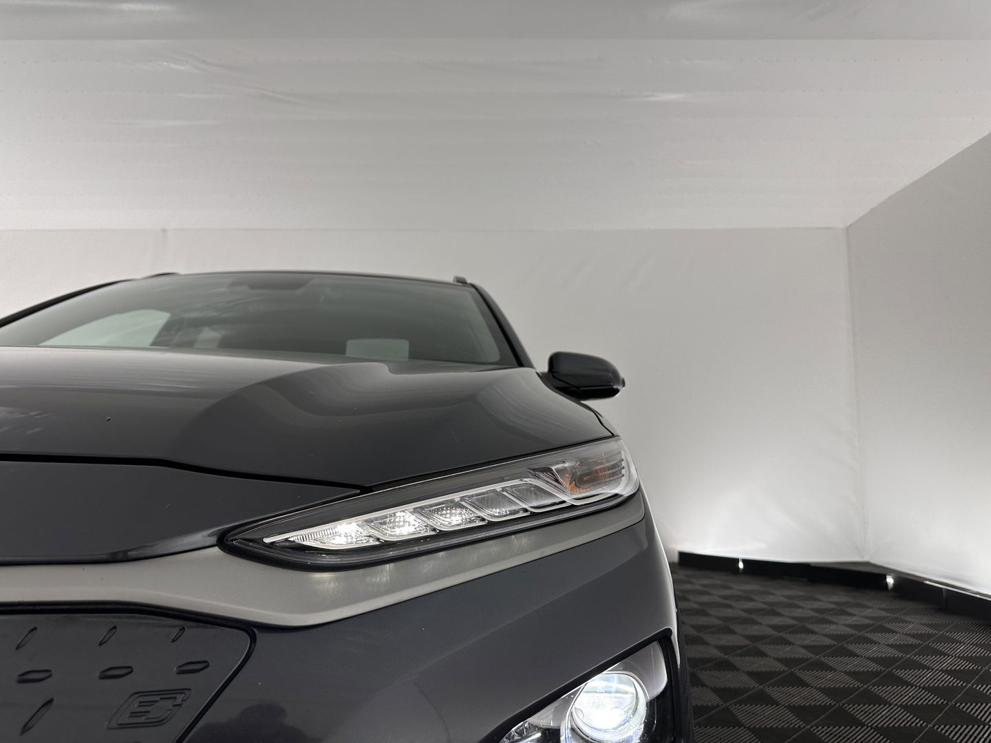 Hyundai KONA EV Premium 64 kWh [ 3-Fase ] (INCL-BTW) *FULL-LEATHER | KRELL-AUDIO | HEAD-UP | FULL-LED | NAVI-FULLMAP | DAB | ADAPT.CRUISE | KEYLESS | CAMERA | BLIND-SPOT | LANE-ASSIST | DIGI-COCKPIT | COMFORT-SEATS | 17''ALU*