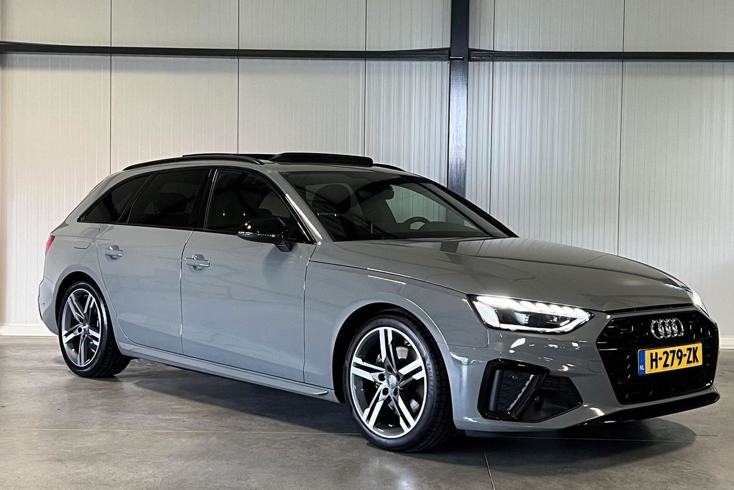 Audi A4 Avant 40 TFSI 3x S-line Pano Virtual Trekhaak Black