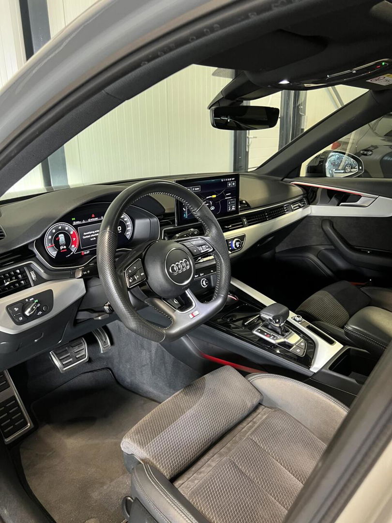 Audi A4 Avant 40 TFSI 3x S-line Pano Virtual Trekhaak Black