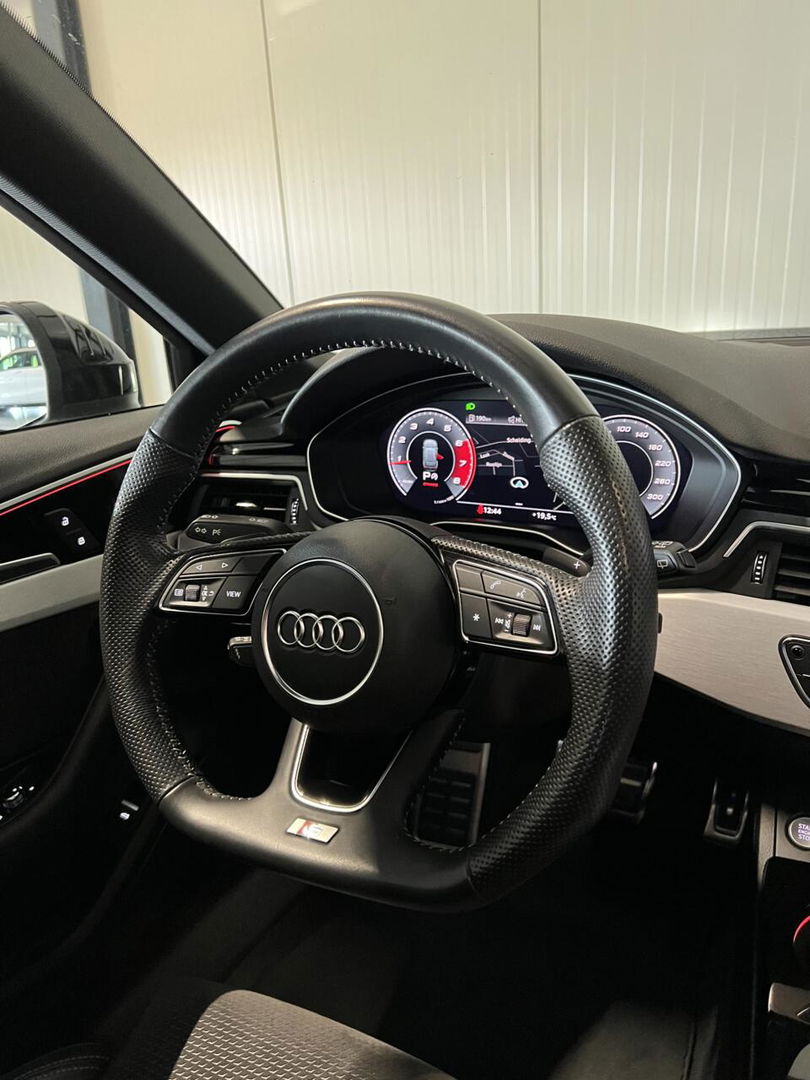 Audi A4 Avant 40 TFSI 3x S-line Pano Virtual Trekhaak Black