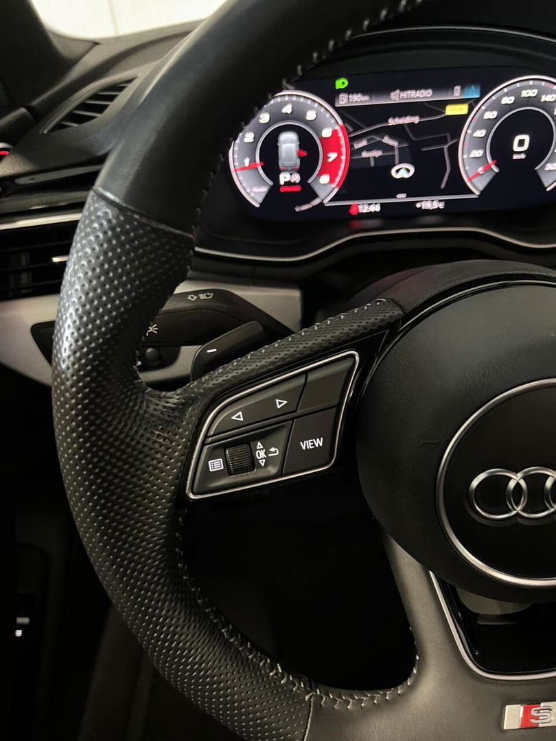 Audi A4 Avant 40 TFSI 3x S-line Pano Virtual Trekhaak Black