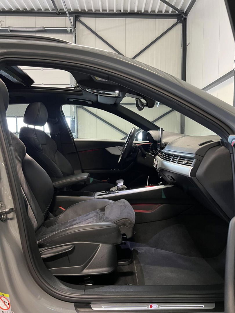 Audi A4 Avant 40 TFSI 3x S-line Pano Virtual Trekhaak Black
