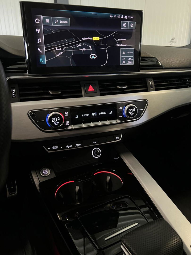 Audi A4 Avant 40 TFSI 3x S-line Pano Virtual Trekhaak Black
