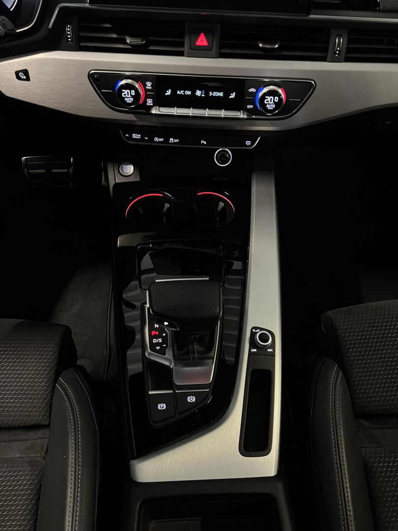 Audi A4 Avant 40 TFSI 3x S-line Pano Virtual Trekhaak Black