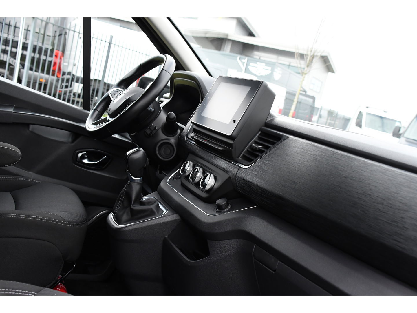 Renault Trafic 2.0 dCi 170 T29 L2H1 DC Luxe Black Edition Camera, Cruise, Carplay, 170PK, 2 x Schuifdeur, LED, Stoelverwarming, Clima, Keyless, Uniek!