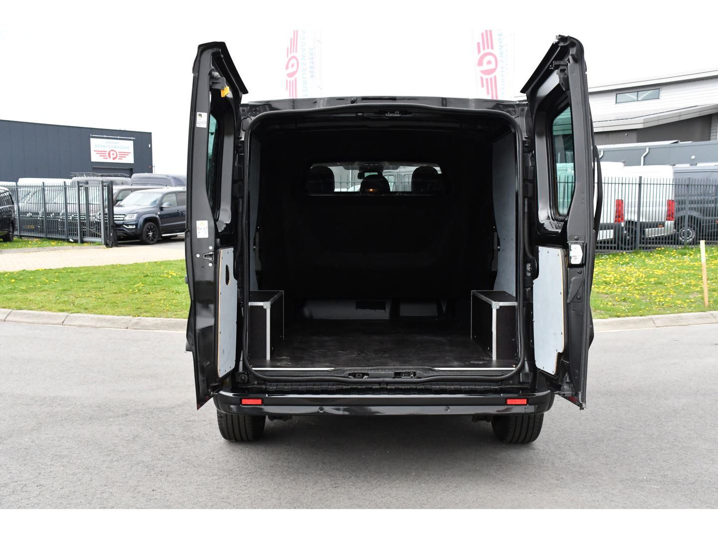 Renault Trafic 2.0 dCi 170 T29 L2H1 DC Luxe Black Edition Camera, Cruise, Carplay, 170PK, 2 x Schuifdeur, LED, Stoelverwarming, Clima, Keyless, Uniek!