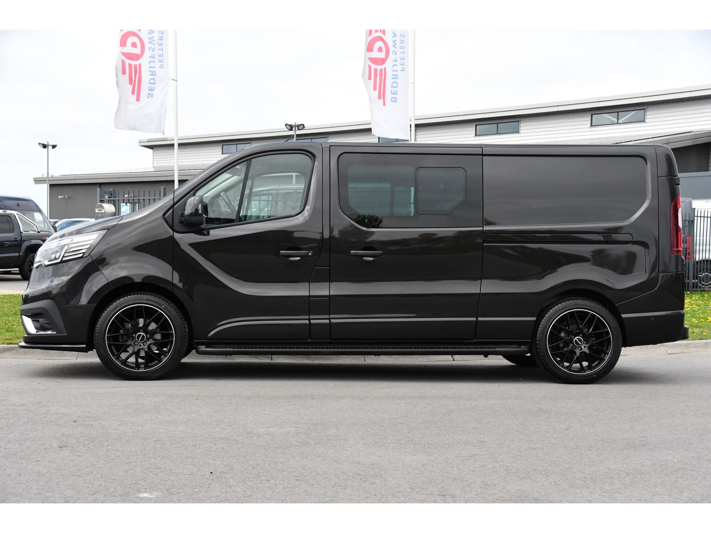 Renault Trafic 2.0 dCi 170 T29 L2H1 DC Luxe Black Edition Camera, Cruise, Carplay, 170PK, 2 x Schuifdeur, LED, Stoelverwarming, Clima, Keyless, Uniek!