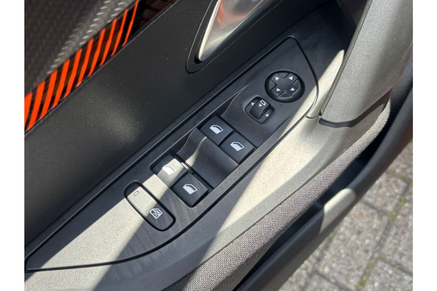 Peugeot 2008 1.2 ACTIVE 130PK AUTOMAAT AIRCO CRUISE NAVI PDC CAMERA.