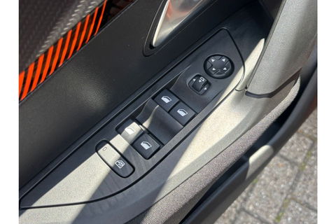 Peugeot 2008 1.2 ACTIVE 130PK AUTOMAAT AIRCO CRUISE NAVI PDC CAMERA.