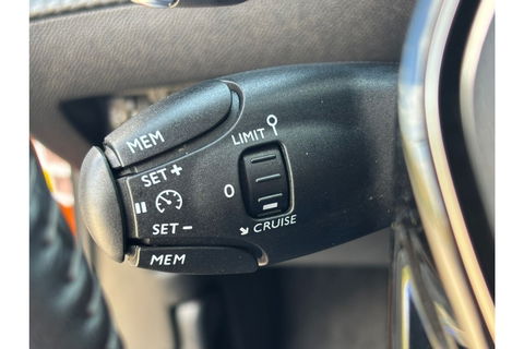 Peugeot 2008 1.2 ACTIVE 130PK AUTOMAAT AIRCO CRUISE NAVI PDC CAMERA.