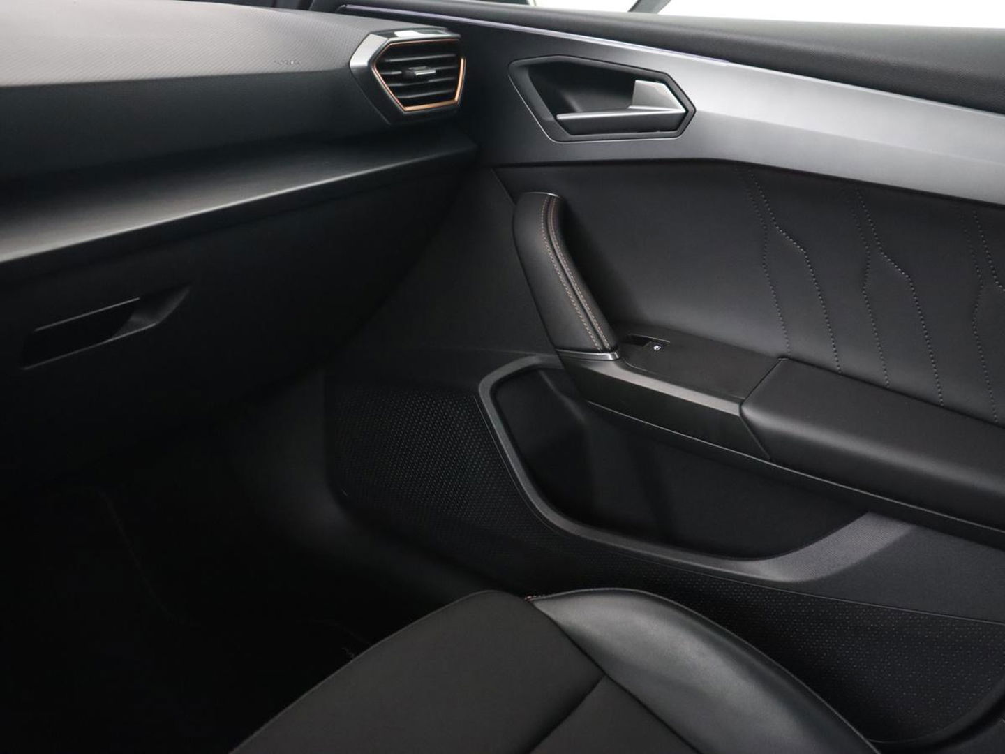 CUPRA Leon 1.4 e-Hybrid VZ Copper Edition | 245pk | Stoel & stuurverwarming | Camera | Carplay | Memory | Sportstoelen | Navigatie | Full LED | Keyless | PHEV