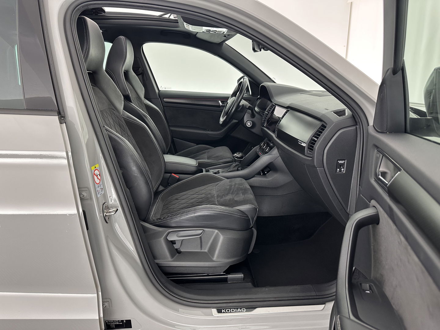 Škoda Kodiaq 1.5 TSI Sportline Business Aut. *PANO | LEATHER-ALCANTARA | FULL-LED | ADAPTIVE-CRUISE | BLIND-SPOT | MEMORY-PACK | CANTON-SOUND | CAMERA | KEYLESS | DIGI-COCKPIT | SPORT/HEATED-SEATS | DAB+ | AMBIENT-LIGHT | CARBON |