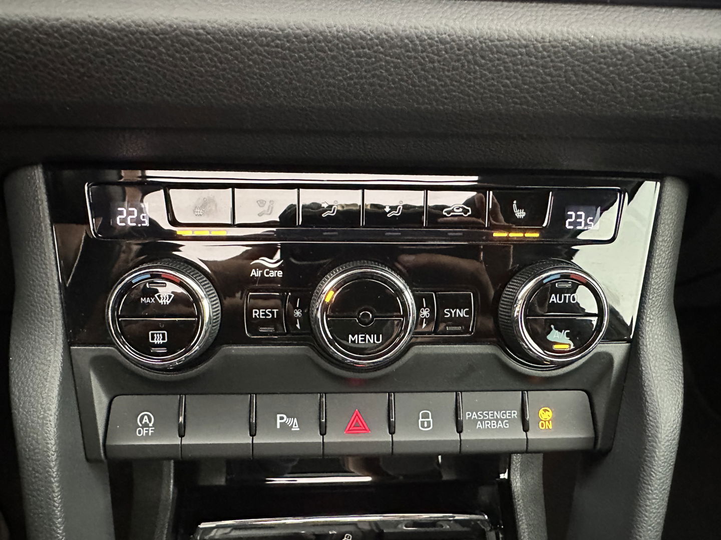 Škoda Kodiaq 1.5 TSI Sportline Business Aut. *PANO | LEATHER-ALCANTARA | FULL-LED | ADAPTIVE-CRUISE | BLIND-SPOT | MEMORY-PACK | CANTON-SOUND | CAMERA | KEYLESS | DIGI-COCKPIT | SPORT/HEATED-SEATS | DAB+ | AMBIENT-LIGHT | CARBON |