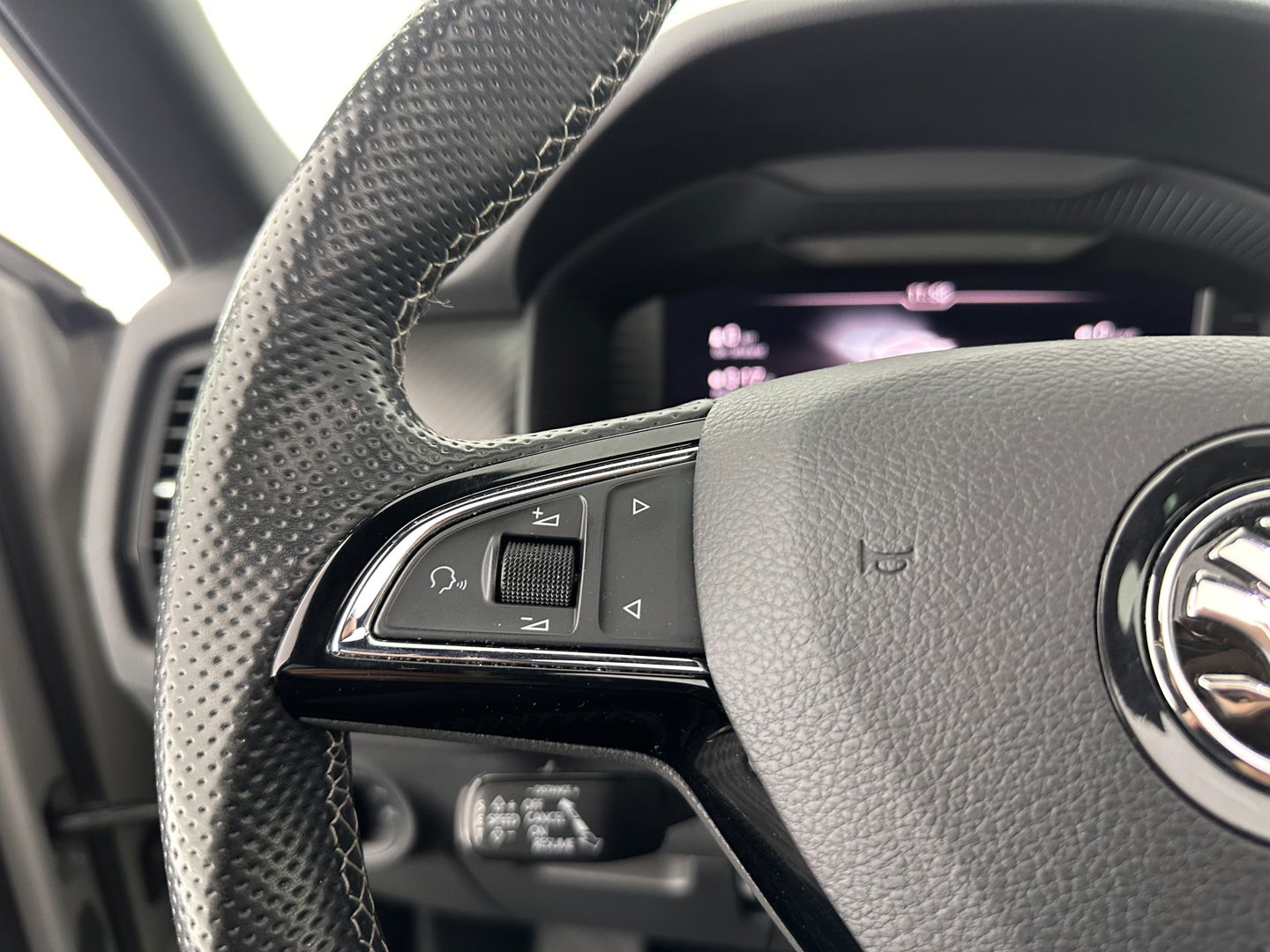 Škoda Kodiaq 1.5 TSI Sportline Business Aut. *PANO | LEATHER-ALCANTARA | FULL-LED | ADAPTIVE-CRUISE | BLIND-SPOT | MEMORY-PACK | CANTON-SOUND | CAMERA | KEYLESS | DIGI-COCKPIT | SPORT/HEATED-SEATS | DAB+ | AMBIENT-LIGHT | CARBON |