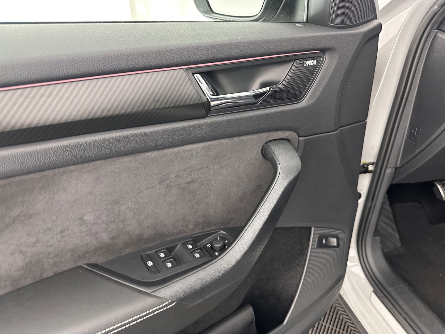 Škoda Kodiaq 1.5 TSI Sportline Business Aut. *PANO | LEATHER-ALCANTARA | FULL-LED | ADAPTIVE-CRUISE | BLIND-SPOT | MEMORY-PACK | CANTON-SOUND | CAMERA | KEYLESS | DIGI-COCKPIT | SPORT/HEATED-SEATS | DAB+ | AMBIENT-LIGHT | CARBON |