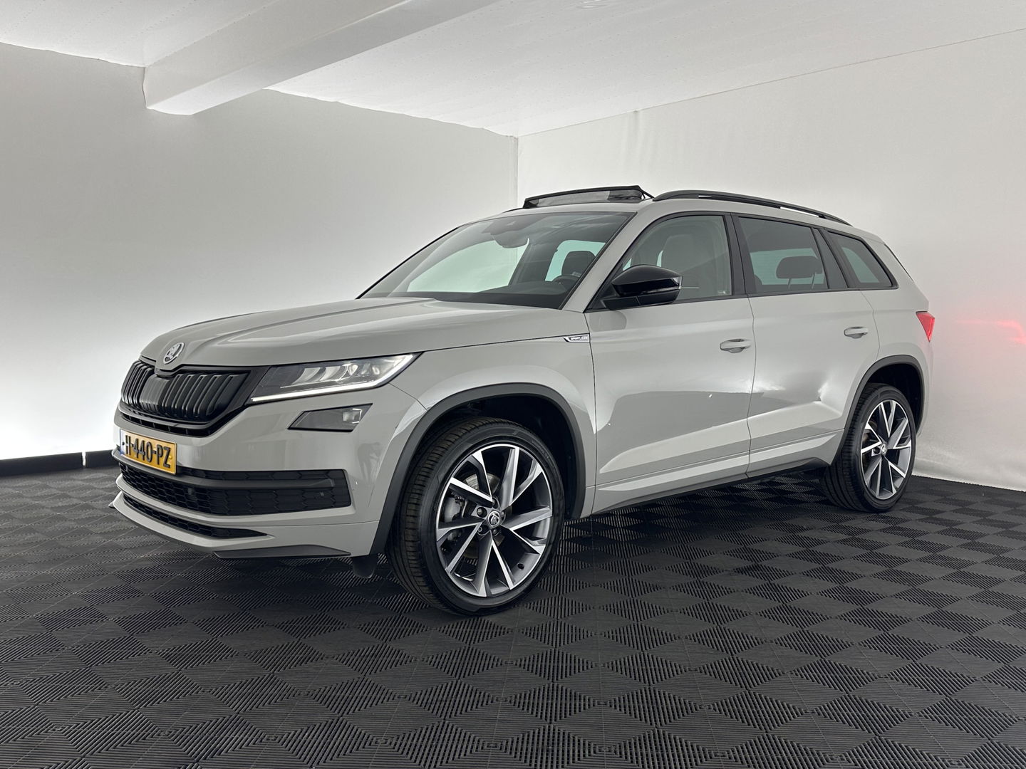 Škoda Kodiaq 1.5 TSI Sportline Business Aut. *PANO | LEATHER-ALCANTARA | FULL-LED | ADAPTIVE-CRUISE | BLIND-SPOT | MEMORY-PACK | CANTON-SOUND | CAMERA | KEYLESS | DIGI-COCKPIT | SPORT/HEATED-SEATS | DAB+ | AMBIENT-LIGHT | CARBON |
