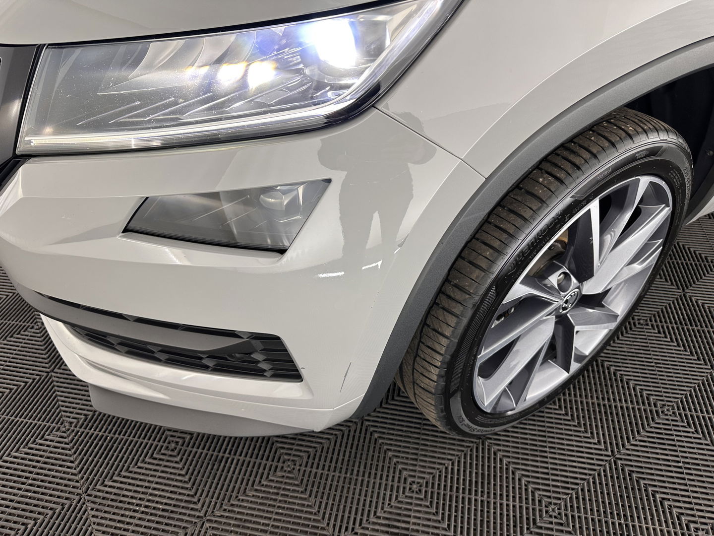 Škoda Kodiaq 1.5 TSI Sportline Business Aut. *PANO | LEATHER-ALCANTARA | FULL-LED | ADAPTIVE-CRUISE | BLIND-SPOT | MEMORY-PACK | CANTON-SOUND | CAMERA | KEYLESS | DIGI-COCKPIT | SPORT/HEATED-SEATS | DAB+ | AMBIENT-LIGHT | CARBON |