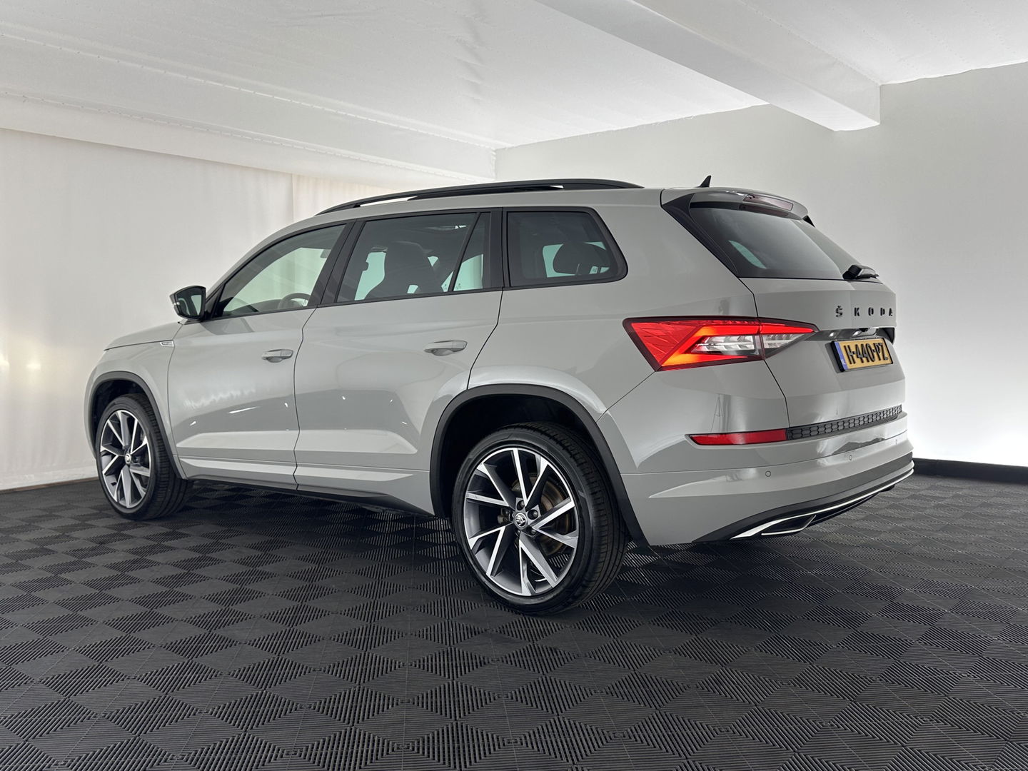 Škoda Kodiaq 1.5 TSI Sportline Business Aut. *PANO | LEATHER-ALCANTARA | FULL-LED | ADAPTIVE-CRUISE | BLIND-SPOT | MEMORY-PACK | CANTON-SOUND | CAMERA | KEYLESS | DIGI-COCKPIT | SPORT/HEATED-SEATS | DAB+ | AMBIENT-LIGHT | CARBON |