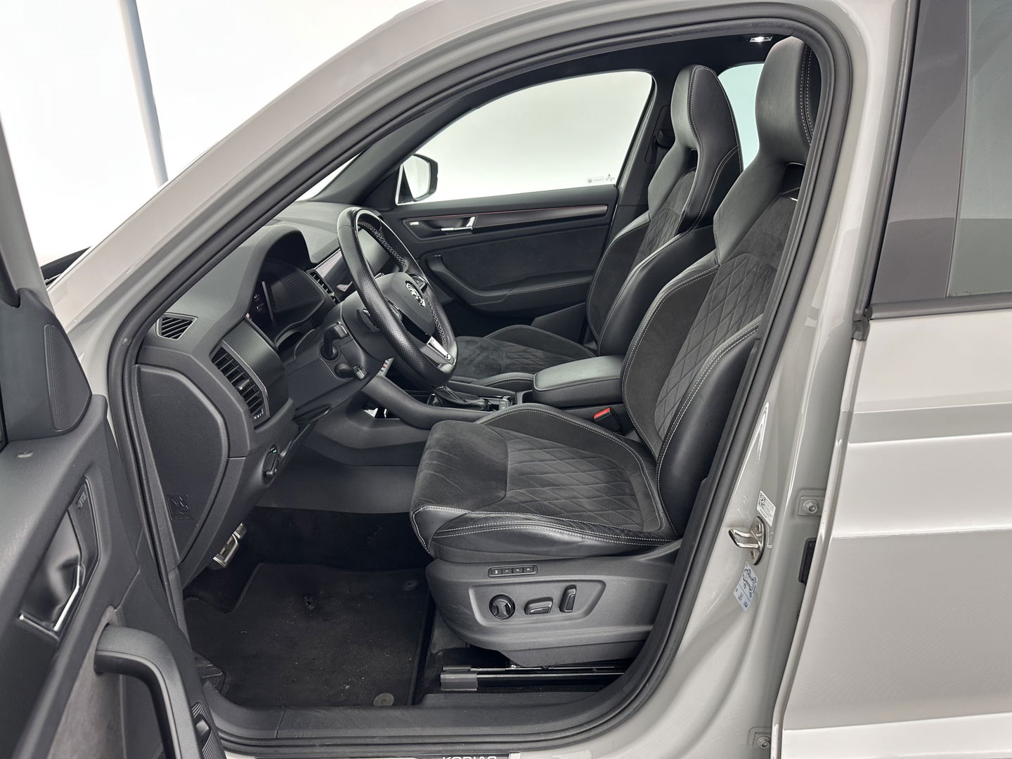 Škoda Kodiaq 1.5 TSI Sportline Business Aut. *PANO | LEATHER-ALCANTARA | FULL-LED | ADAPTIVE-CRUISE | BLIND-SPOT | MEMORY-PACK | CANTON-SOUND | CAMERA | KEYLESS | DIGI-COCKPIT | SPORT/HEATED-SEATS | DAB+ | AMBIENT-LIGHT | CARBON |