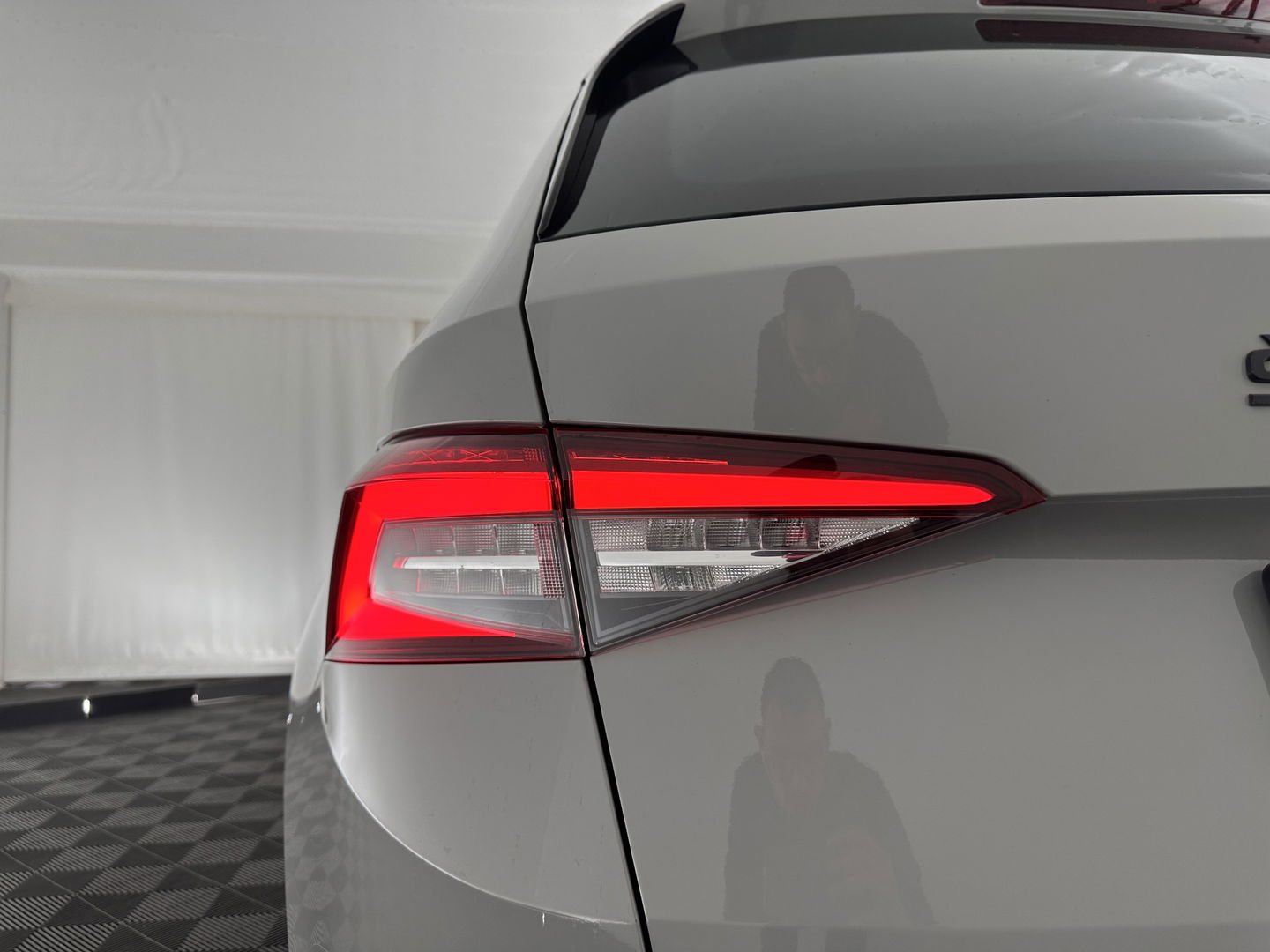 Škoda Kodiaq 1.5 TSI Sportline Business Aut. *PANO | LEATHER-ALCANTARA | FULL-LED | ADAPTIVE-CRUISE | BLIND-SPOT | MEMORY-PACK | CANTON-SOUND | CAMERA | KEYLESS | DIGI-COCKPIT | SPORT/HEATED-SEATS | DAB+ | AMBIENT-LIGHT | CARBON |