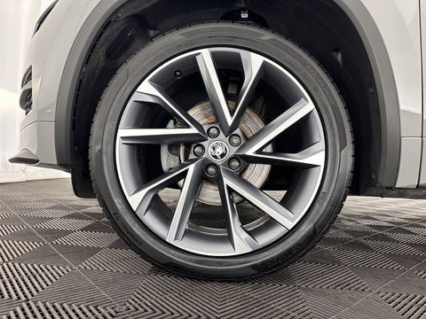 Škoda Kodiaq 1.5 TSI Sportline Business Aut. *PANO | LEATHER-ALCANTARA | FULL-LED | ADAPTIVE-CRUISE | BLIND-SPOT | MEMORY-PACK | CANTON-SOUND | CAMERA | KEYLESS | DIGI-COCKPIT | SPORT/HEATED-SEATS | DAB+ | AMBIENT-LIGHT | CARBON |
