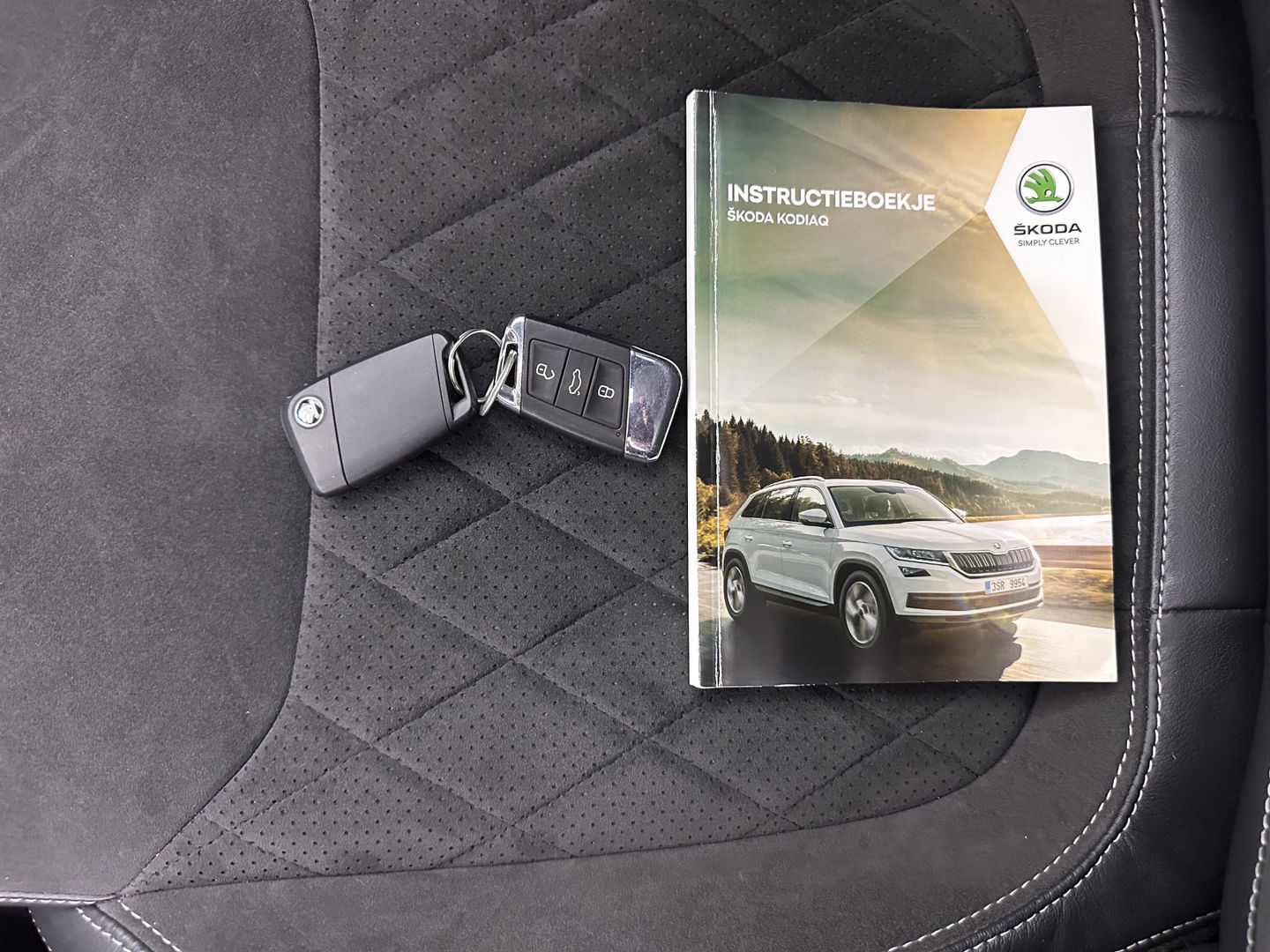 Škoda Kodiaq 1.5 TSI Sportline Business Aut. *PANO | LEATHER-ALCANTARA | FULL-LED | ADAPTIVE-CRUISE | BLIND-SPOT | MEMORY-PACK | CANTON-SOUND | CAMERA | KEYLESS | DIGI-COCKPIT | SPORT/HEATED-SEATS | DAB+ | AMBIENT-LIGHT | CARBON |