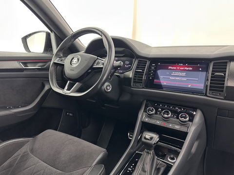 Škoda Kodiaq 1.5 TSI Sportline Business Aut. *PANO | LEATHER-ALCANTARA | FULL-LED | ADAPTIVE-CRUISE | BLIND-SPOT | MEMORY-PACK | CANTON-SOUND | CAMERA | KEYLESS | DIGI-COCKPIT | SPORT/HEATED-SEATS | DAB+ | AMBIENT-LIGHT | CARBON |