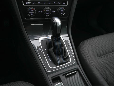 Volkswagen e-Golf E-DITION (INCL.BTW) Aut. *HEAT-PUMP | ADAPTIVE-CRUISE | FULL-LED | DAB+ | NAVI-FULLMAP | CARPLAY | HEATED-COMFORTSEATS | ECC | CCS-FASTLOADER | PARKPILOT | CARPLAY | 17''ALU*