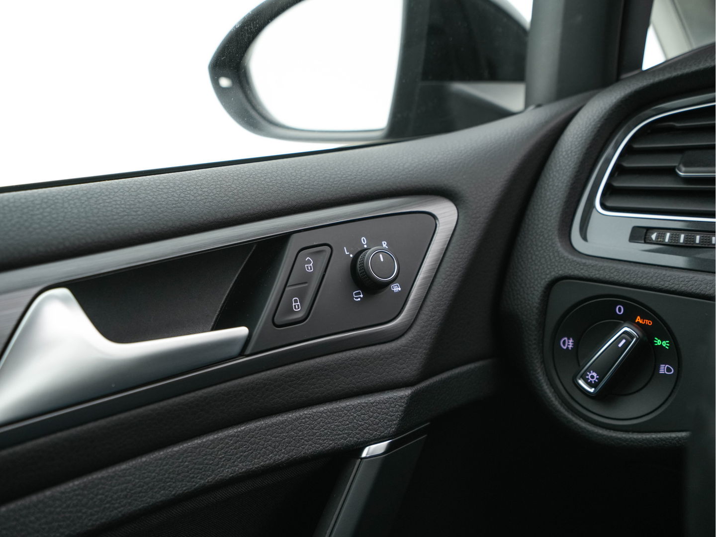 Volkswagen e-Golf E-DITION (INCL.BTW) Aut. *HEAT-PUMP | ADAPTIVE-CRUISE | FULL-LED | DAB+ | NAVI-FULLMAP | CARPLAY | HEATED-COMFORTSEATS | ECC | CCS-FASTLOADER | PARKPILOT | CARPLAY | 17''ALU*