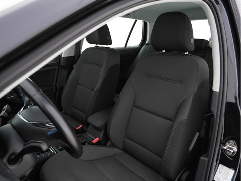 Volkswagen e-Golf E-DITION (INCL.BTW) Aut. *HEAT-PUMP | ADAPTIVE-CRUISE | FULL-LED | DAB+ | NAVI-FULLMAP | CARPLAY | HEATED-COMFORTSEATS | ECC | CCS-FASTLOADER | PARKPILOT | CARPLAY | 17''ALU*