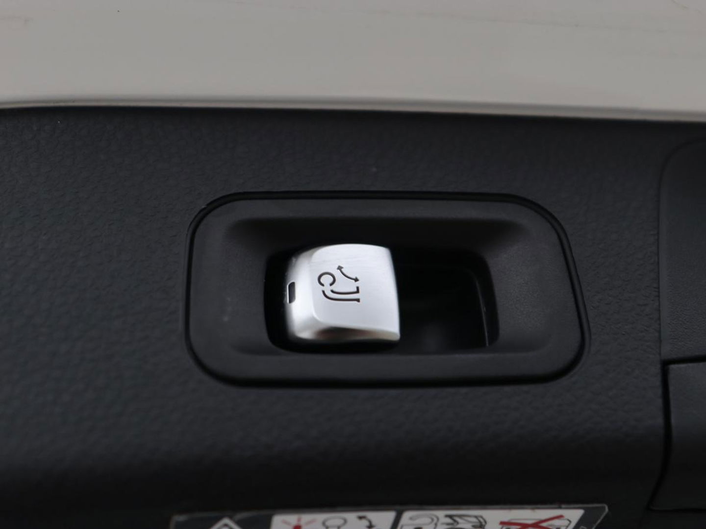 Mercedes-Benz C-Klasse 300e Avantgarde | Trekhaak | Adaptive cruise | Leder | Stoelverwarming | Carplay | Park Assist | Camera | Navigatie | Full LED