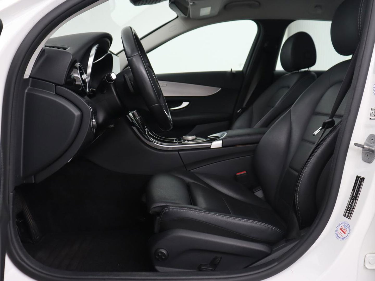 Mercedes-Benz C-Klasse 300e Avantgarde | Trekhaak | Adaptive cruise | Leder | Stoelverwarming | Carplay | Park Assist | Camera | Navigatie | Full LED