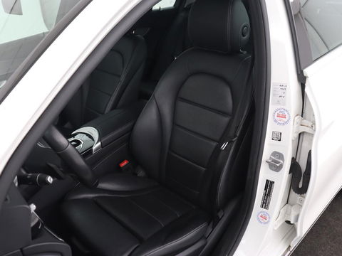 Mercedes-Benz C-Klasse 300e Avantgarde | Trekhaak | Adaptive cruise | Leder | Stoelverwarming | Carplay | Park Assist | Camera | Navigatie | Full LED