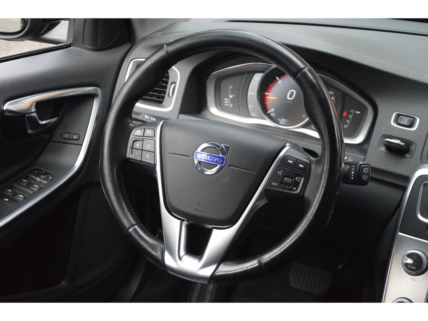 Volvo V60 2.4 D5 Twin Engine Special Edition | Stuur + Stoel Verwarmd | Trekhaak | Bluetooth | Cruise Control | Leer |