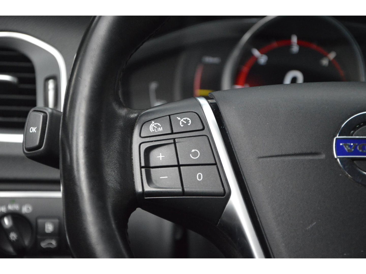 Volvo V60 2.4 D5 Twin Engine Special Edition | Stuur + Stoel Verwarmd | Trekhaak | Bluetooth | Cruise Control | Leer |