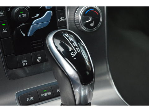 Volvo V60 2.4 D5 Twin Engine Special Edition | Stuur + Stoel Verwarmd | Trekhaak | Bluetooth | Cruise Control | Leer |