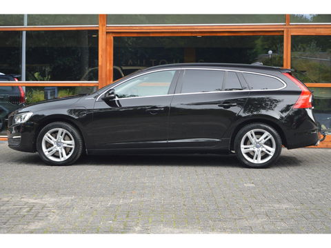 Volvo V60 2.4 D5 Twin Engine Special Edition | Stuur + Stoel Verwarmd | Trekhaak | Bluetooth | Cruise Control | Leer |