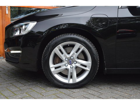 Volvo V60 2.4 D5 Twin Engine Special Edition | Stuur + Stoel Verwarmd | Trekhaak | Bluetooth | Cruise Control | Leer |