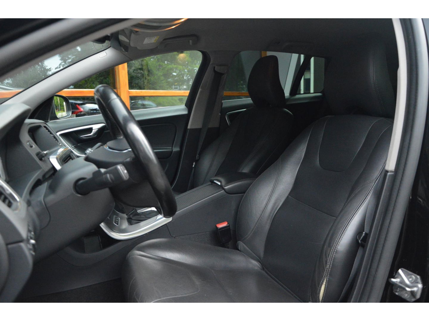 Volvo V60 2.4 D5 Twin Engine Special Edition | Stuur + Stoel Verwarmd | Trekhaak | Bluetooth | Cruise Control | Leer |