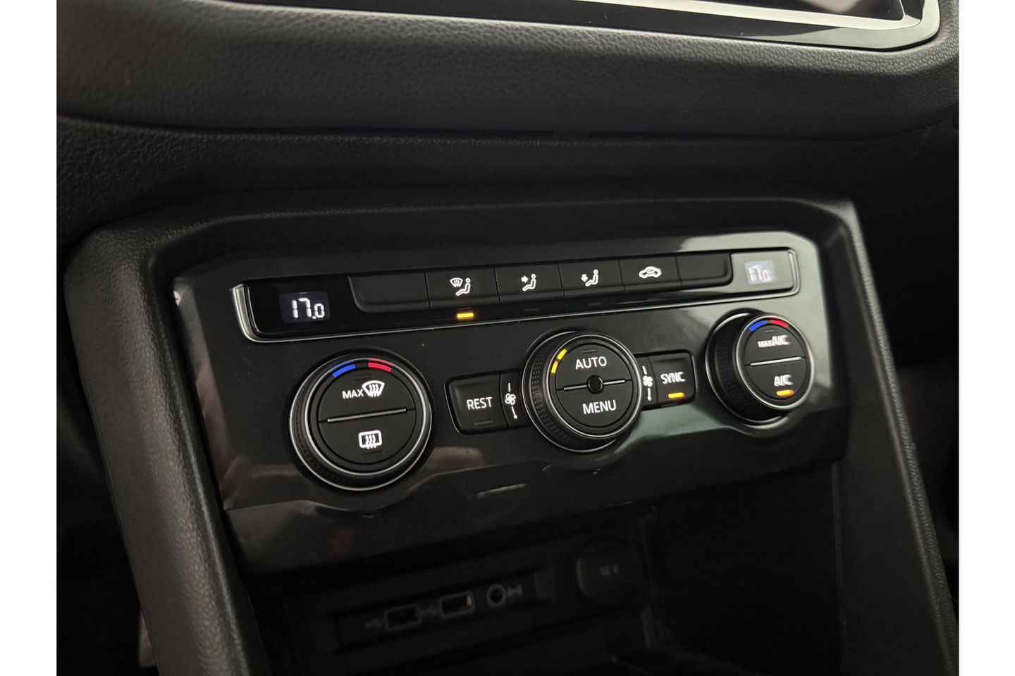 Volkswagen Tiguan 1.4 TSI R-line Virtual ACC LED Carplay Clima Navigatie Parkeersensoren 19"LMV