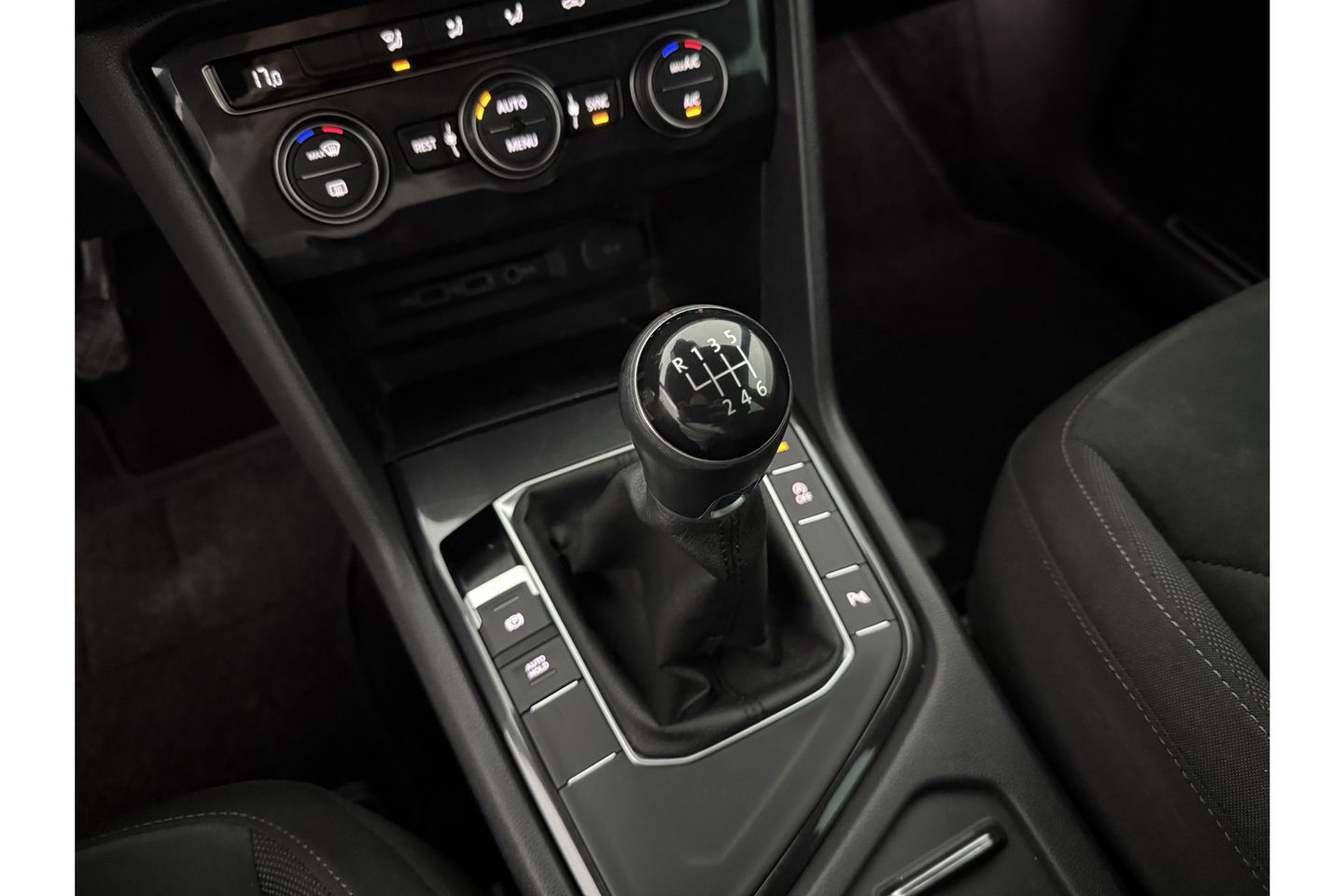 Volkswagen Tiguan 1.4 TSI R-line Virtual ACC LED Carplay Clima Navigatie Parkeersensoren 19"LMV