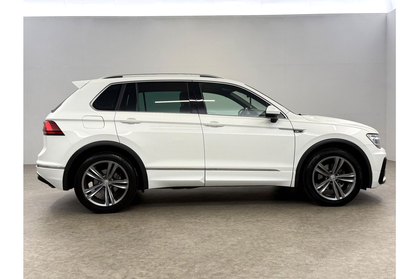 Volkswagen Tiguan 1.4 TSI R-line Virtual ACC LED Carplay Clima Navigatie Parkeersensoren 19"LMV