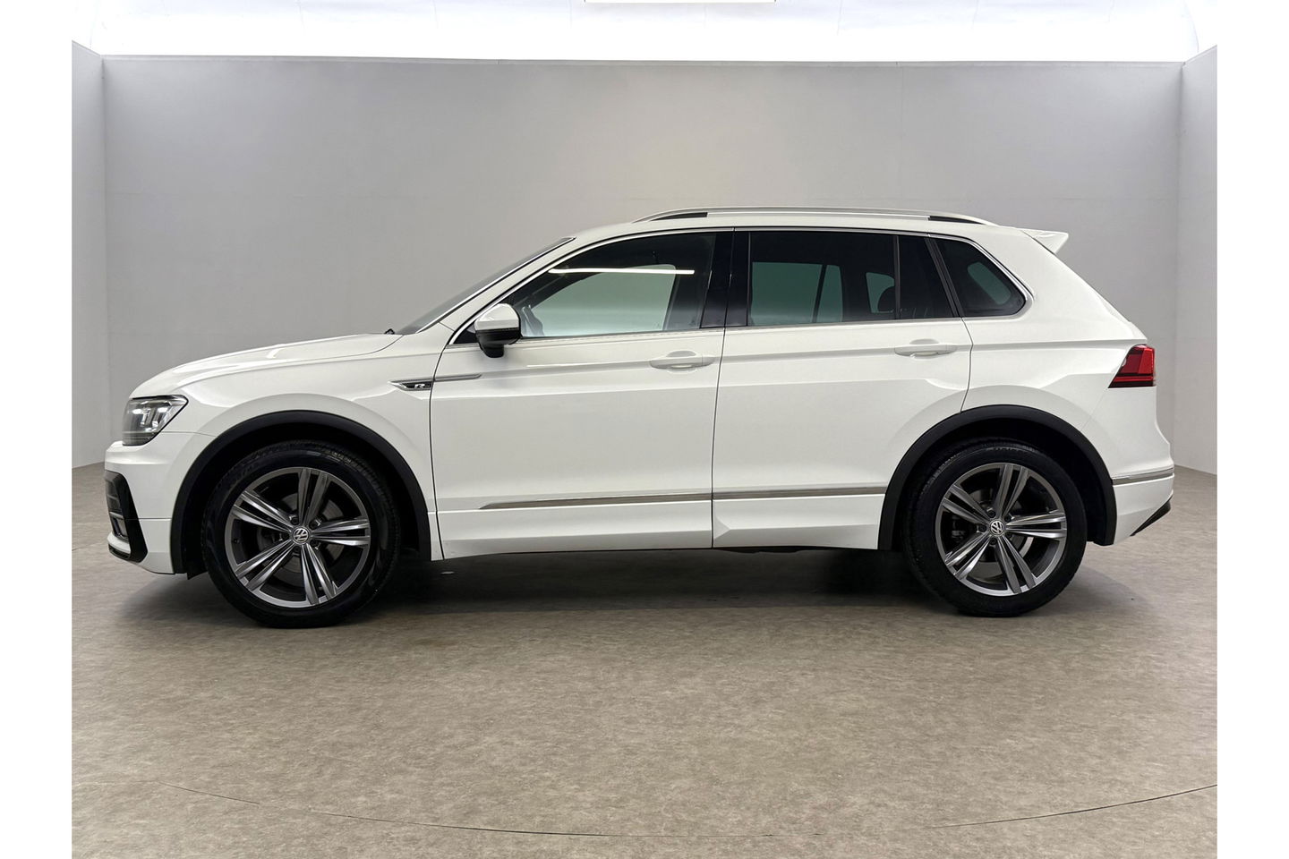 Volkswagen Tiguan 1.4 TSI R-line Virtual ACC LED Carplay Clima Navigatie Parkeersensoren 19"LMV