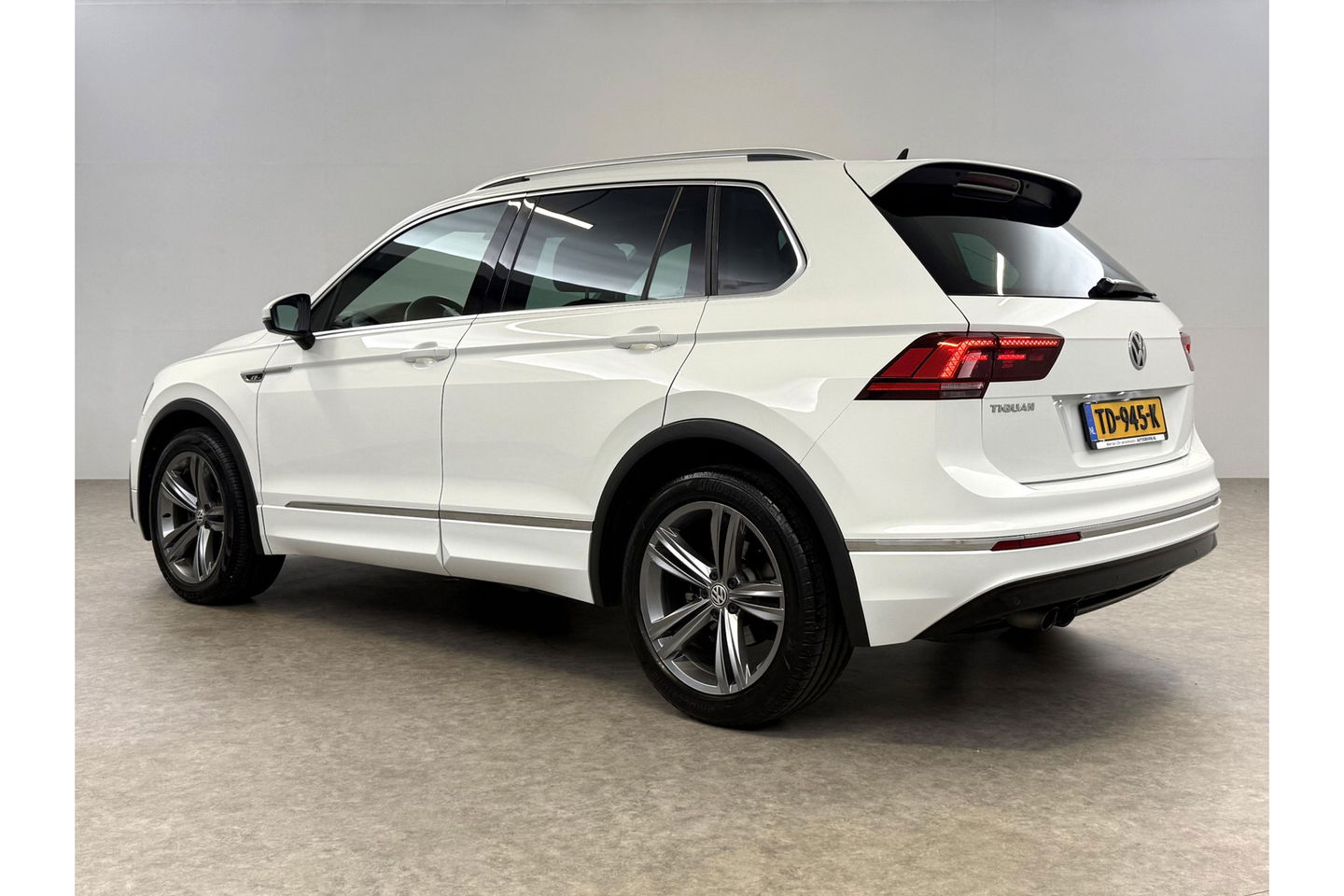 Volkswagen Tiguan 1.4 TSI R-line Virtual ACC LED Carplay Clima Navigatie Parkeersensoren 19"LMV