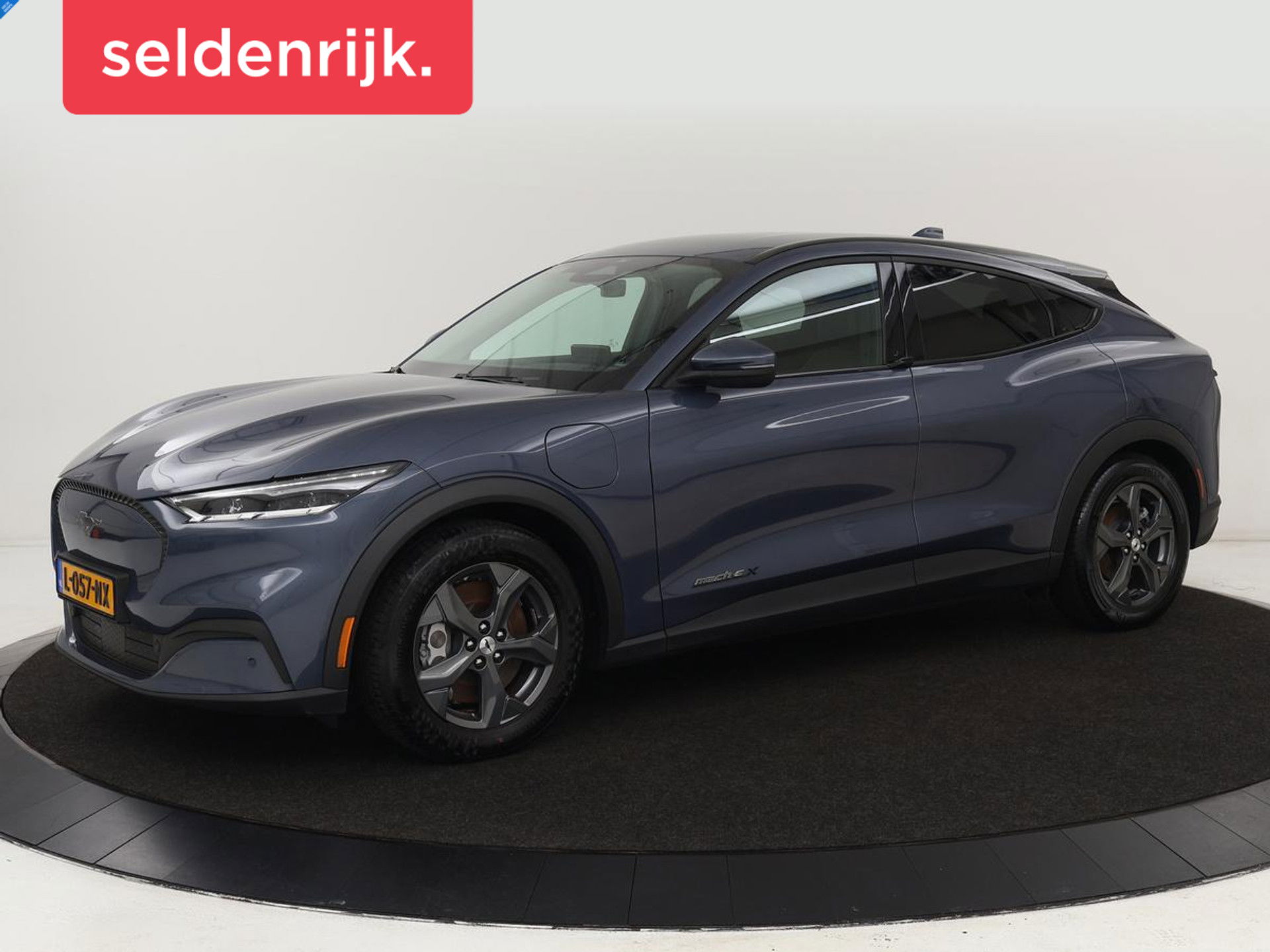 Ford Mustang Mach-E Extended RWD 98 kWh | Leder | Stoelverwarming | Adaptive cruise | Camera | Carplay | Keyless | Stuurverwarming