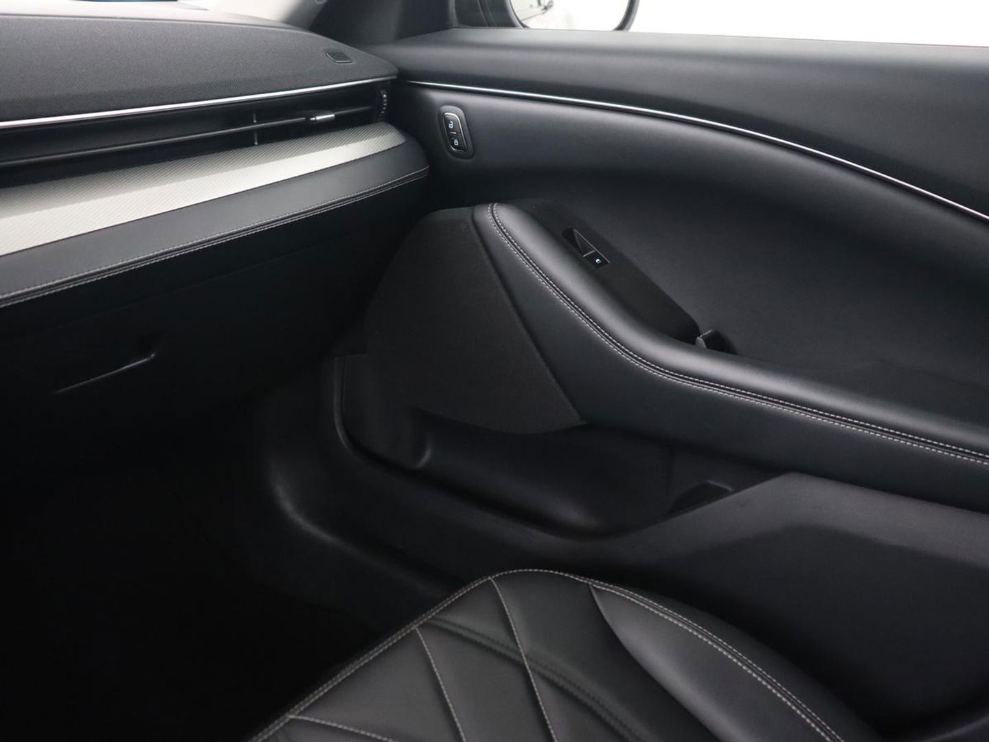Ford Mustang Mach-E Extended RWD 98 kWh | Leder | Stoelverwarming | Adaptive cruise | Camera | Carplay | Keyless | Stuurverwarming