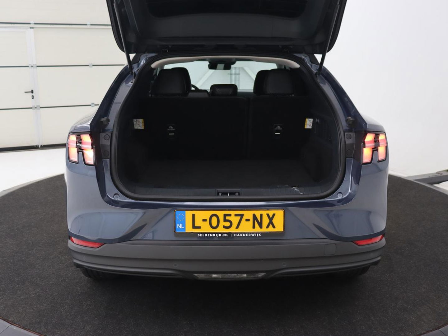 Ford Mustang Mach-E Extended RWD 98 kWh | Leder | Stoelverwarming | Adaptive cruise | Camera | Carplay | Keyless | Stuurverwarming
